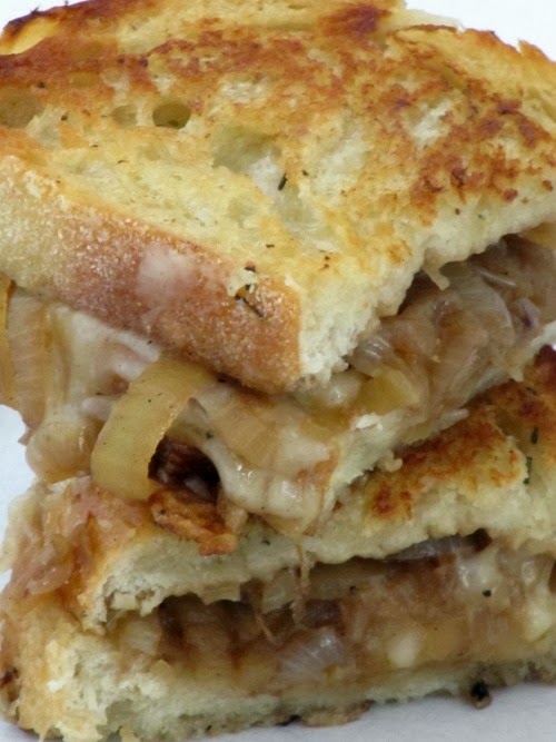 https://pineconesandacorns.com/wp-content/uploads/2014/02/frenchonionsoup-grilled-sandwich.jpg