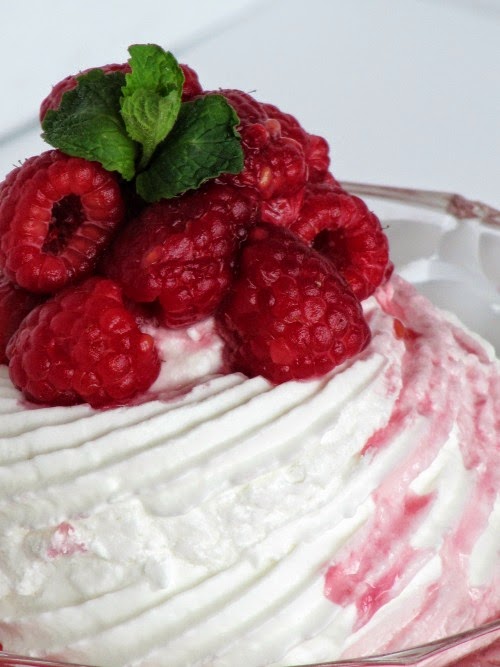 Schaum torte with berries