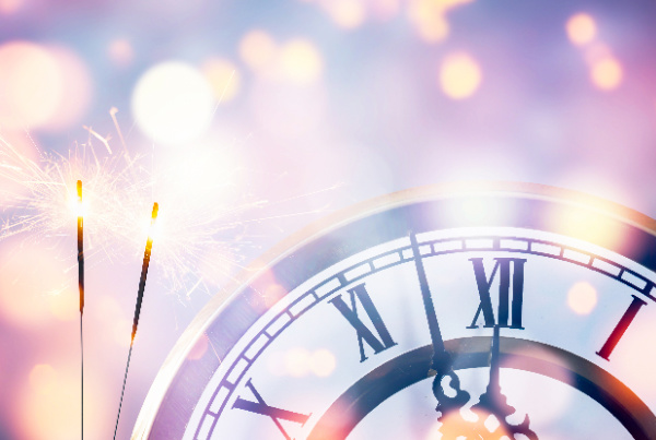 25 reflection questions for the new year, sparklers and a clock for New Years eve