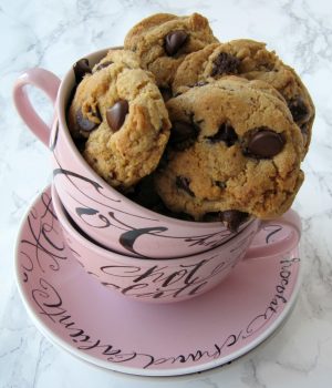 chocolate-chip-cookies-chopped-chocolates-pink-cup