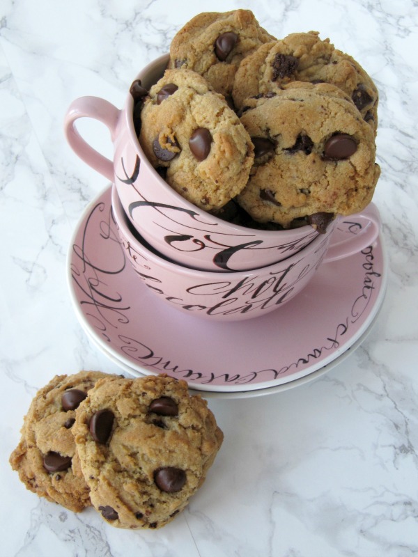chocolate-chip-cookies-pink-chocolate-cups