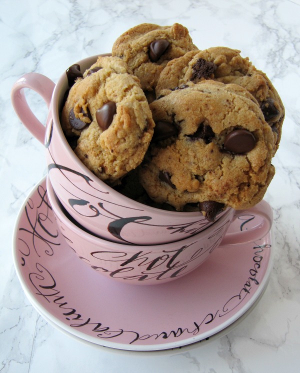 chocolate-chip-cookies-chopped-chocolates-pink-cup