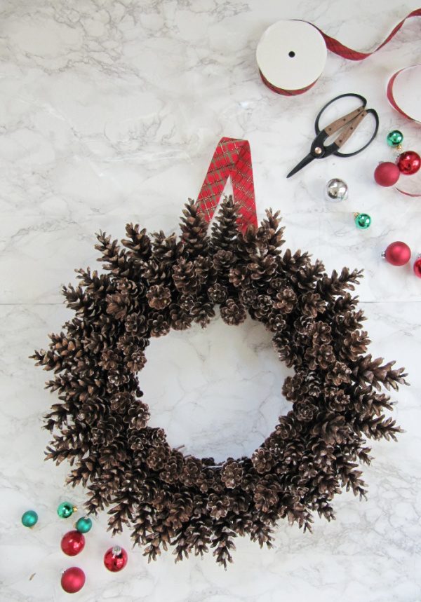 pinecone-wreath-on-wire-frame-no-glue