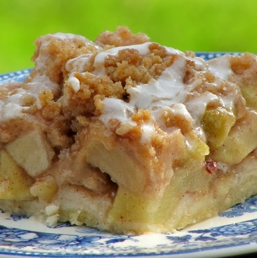 a pice of slab apple pie on a blue and white plate
