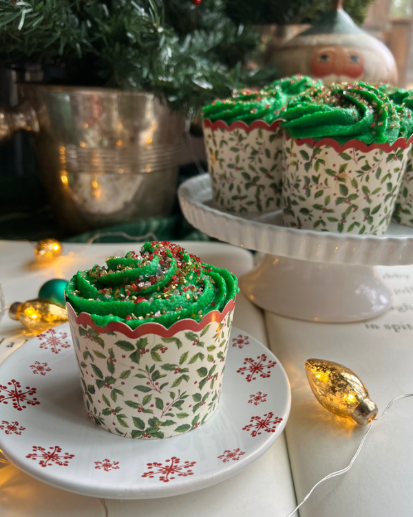 christmas chocolate cupcakes with buttercream frosting