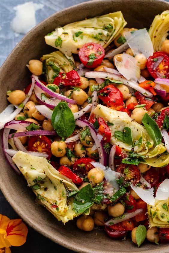 Summer salad with artichokes, red onion, lettuce, chic peas and tomato. 