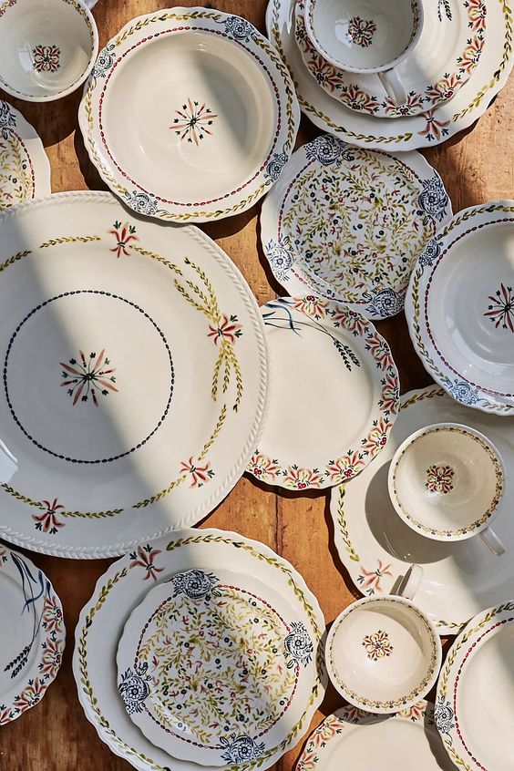 White plates of various sizes with small decorative edges. 