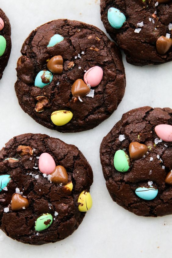 Fudgy mini egg brown cookies. 