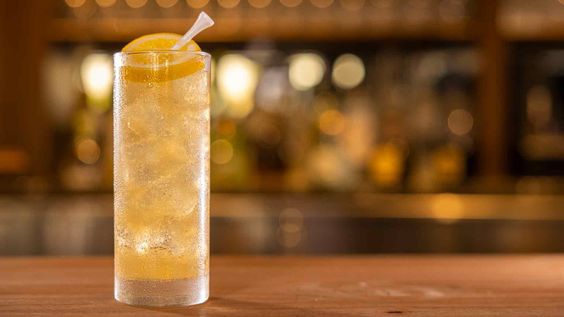 Dewars Lemon Wedge cocktail in a glass with a lemon squared by a white golf tee.