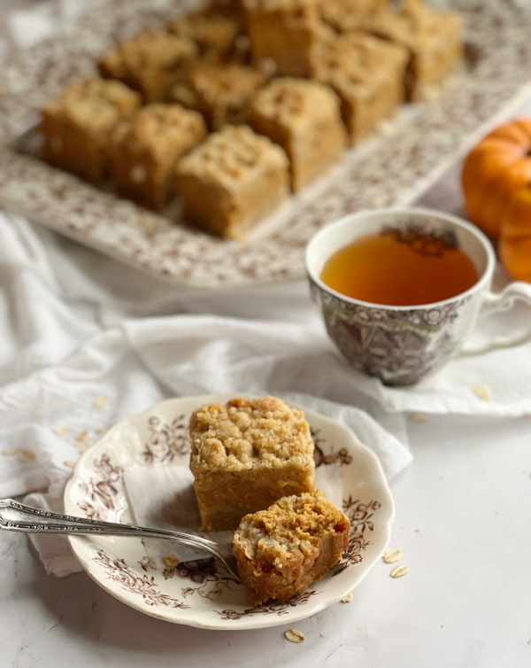 pumpkin streusel pie bars with cup of tea