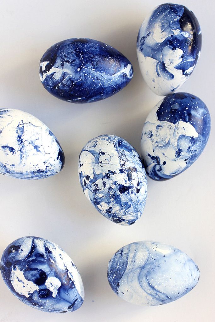 DIY marbled Easter Eggs. 