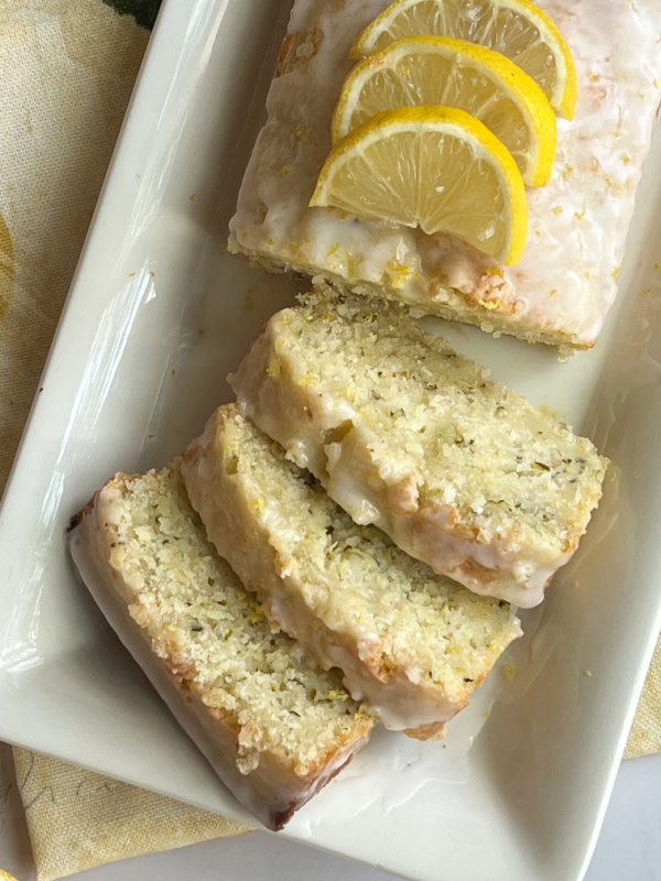 lemon zucchini bread with lemon slices.