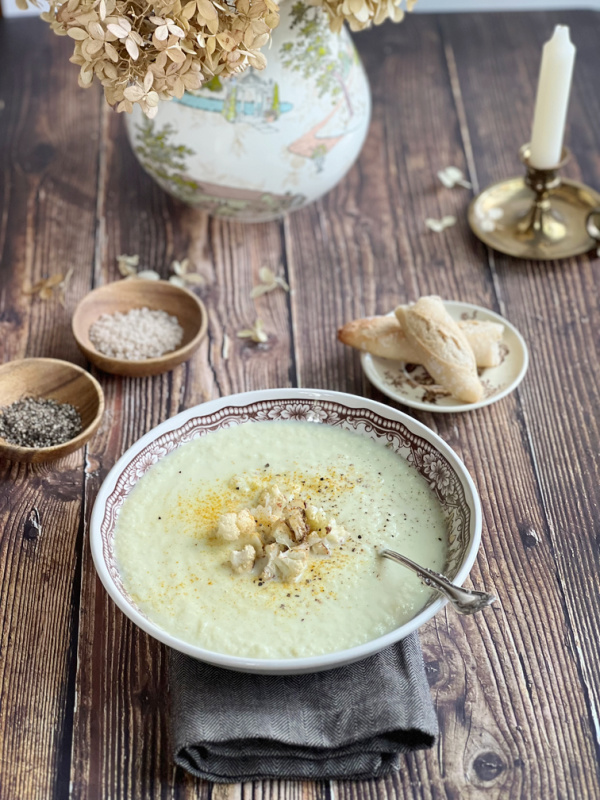 bowl of cauliflower soup with crusty bread.